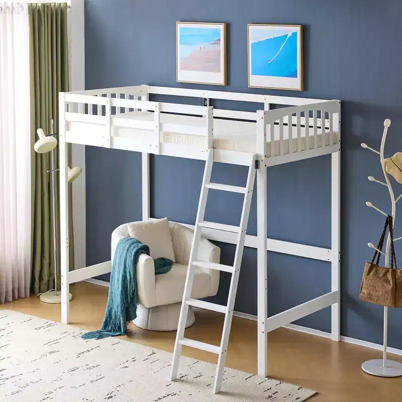 Letto a soppalco singolo in legno con stazione di ricarica/LED, pioli piatti, sponda di protezione alta 15 inches, supporto con doghe in legno senza necessità di rete, bianco