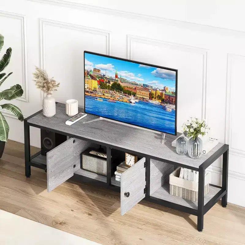 Mobile TV per televisori fino a 65 pollici, grande consolle TV con 2 vani contenitore chiusi e scomparti aperti, centro multimediale in legno con piedini