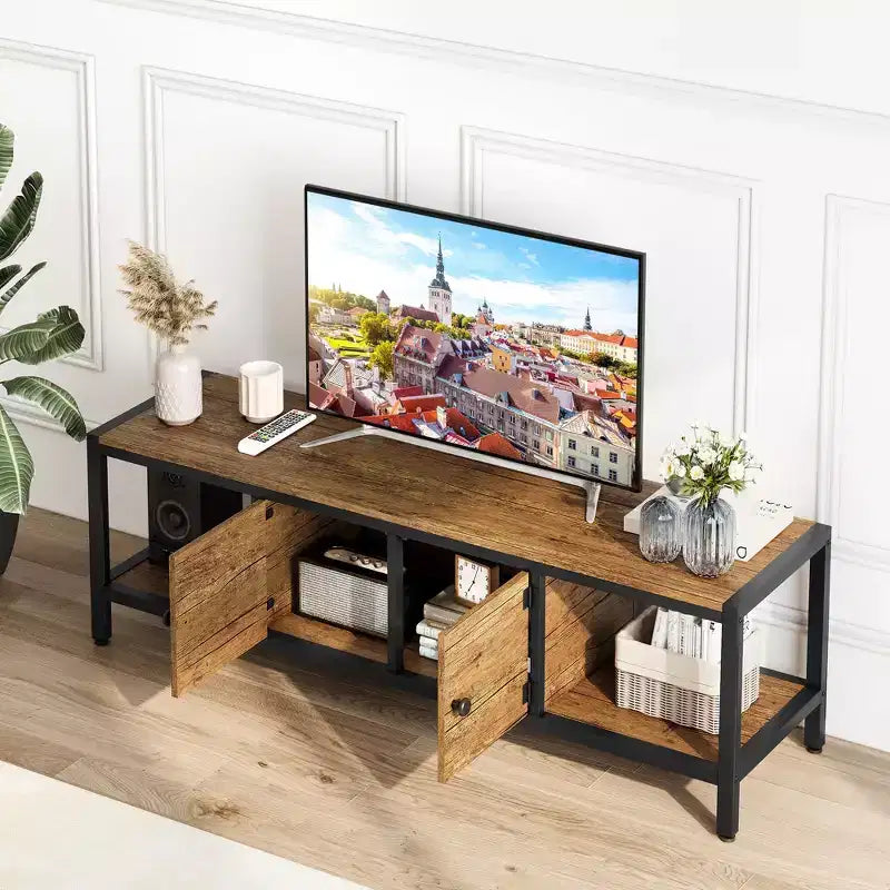 Mobile TV per televisori fino a 65 pollici, grande consolle TV con 2 vani contenitore chiusi e scomparti aperti, centro multimediale in legno con piedini