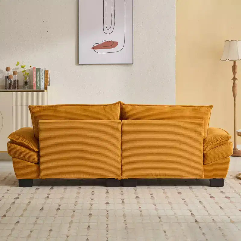 Tapicerowana sofa dwuosobowa z sztruksu, wygodne siedzisko o dużej głębokości, poduszki, do sypialni, salonu i biura, żółta