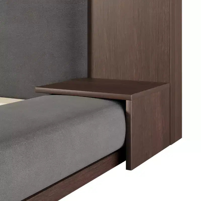 Letto a piattaforma imbottito da pavimento con testiera estesa in legno e ripiani integrati ai lati del letto
