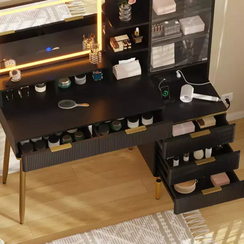 Toaletka z gniazdkiem elektrycznym, nowoczesna ryflowana toaletka ze szklanym blatem, akrylowymi drzwiczkami ochronnymi, 5 szufladami i półką, elegancki stolik do sypialni