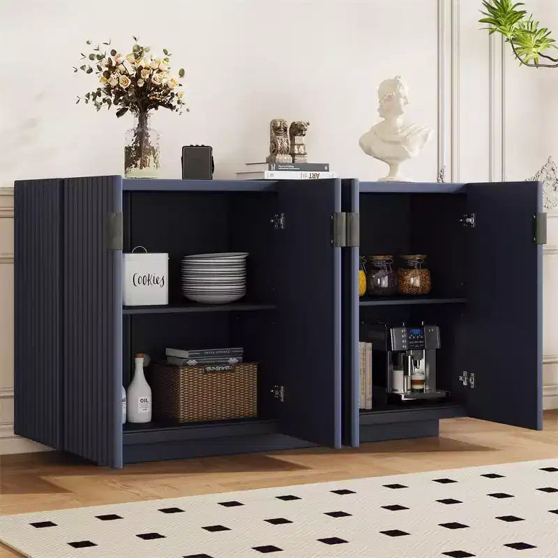 Credenza da 59.8'' con 4 ante ondulate e ripiani regolabili. Tavolo consolle per ingresso. Soggiorno. Sala da pranzo. Cucina