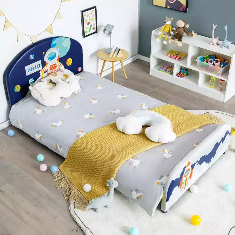Letto a piattaforma imbottito per bambini, singolo, in legno, con motivo di astronauta